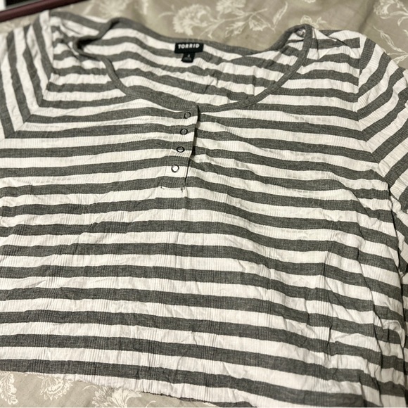 EUC Torrid size 4 classic button tee - Picture 1 of 1